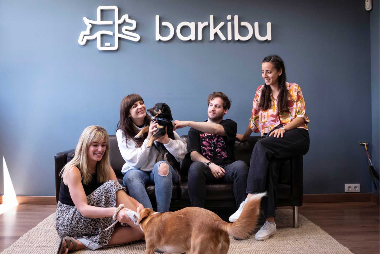 Mitarbeiter von Barkibu genießen Zeit mit ihren Hunden im Büro.